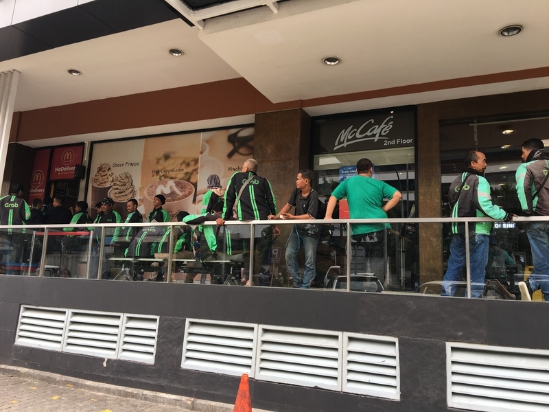 ジャカルタのファーストフードに並ぶバイクの運転手たち