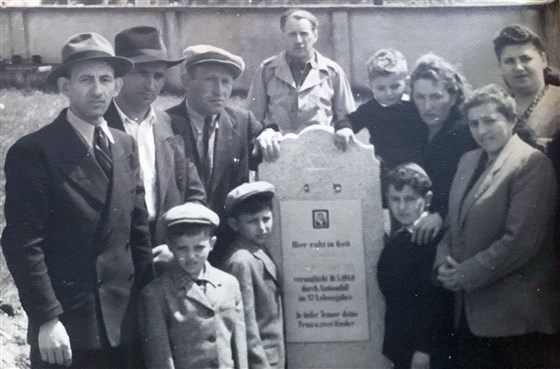 1948年のオーストリアのホロコースト生存者キャンプでの2人の家族（ブランドシュピーゲル氏提供）