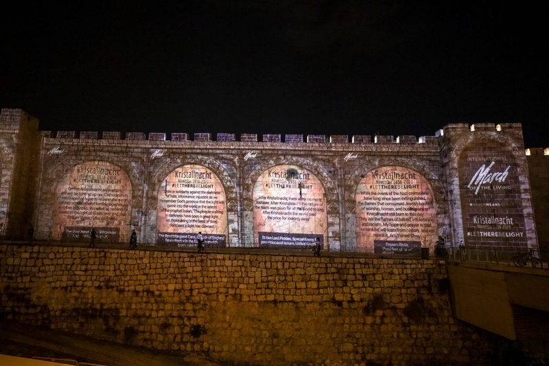 世界中から寄せられたメッセージが表示されるエルサレム旧市街の壁（International march of the Living提供）