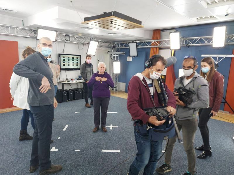 ホロコースト生存者らのVR撮影風景「NeVeR Again VR」提供