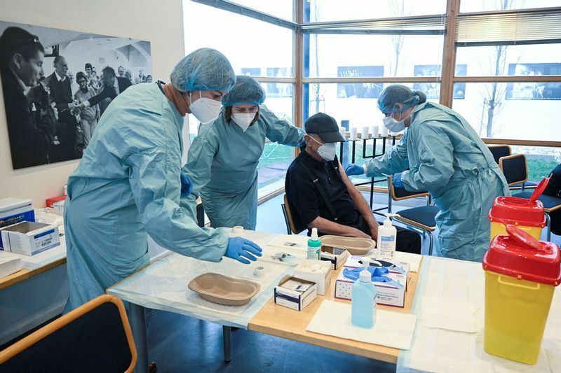 スロバキアでワクチン接種を受けるホロコースト生存者