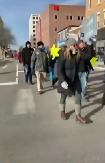 黄色い星を着用してデモに参加するカナダの人々（CTVNews提供）
