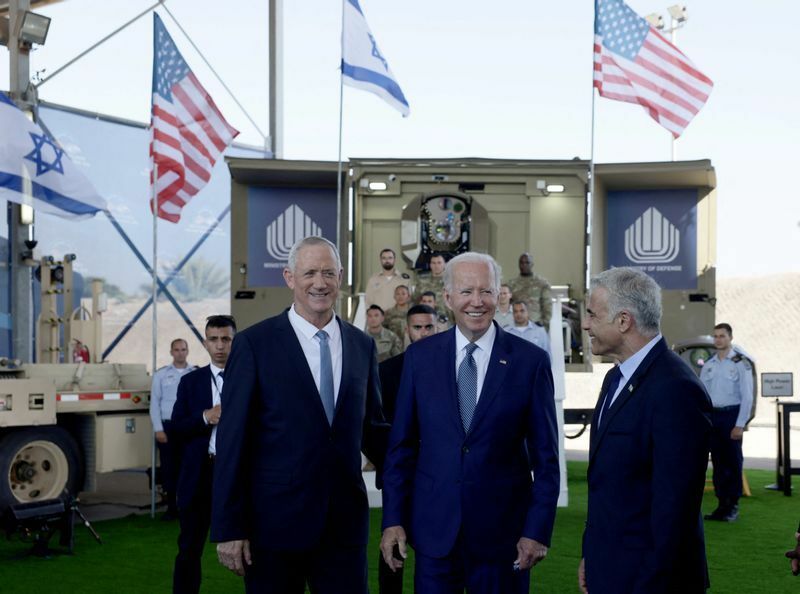 「アイアンビーム」の前でイスラエル国防大臣と談話するバイデン米大統領