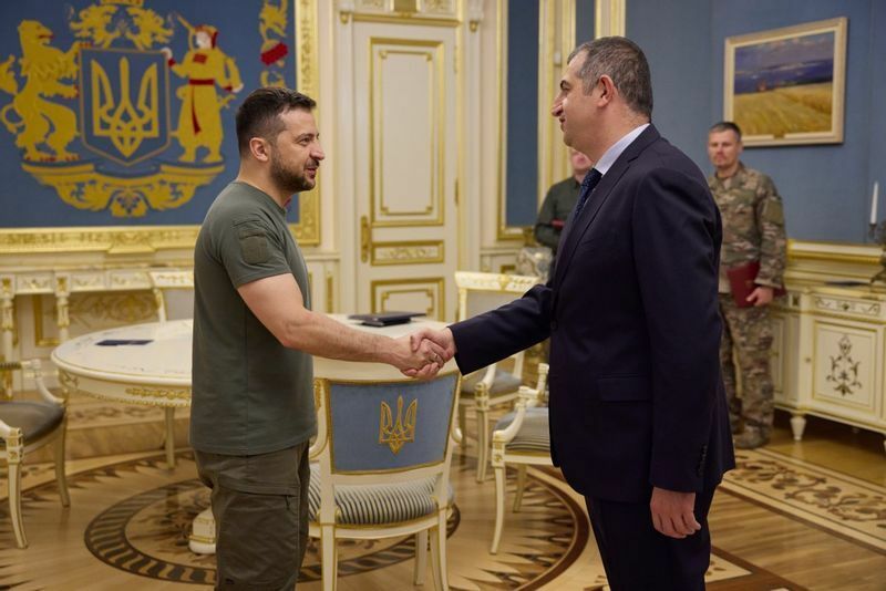 ゼレンスキー大統領とバイラクタルCEO（ウクライナ政府提供）