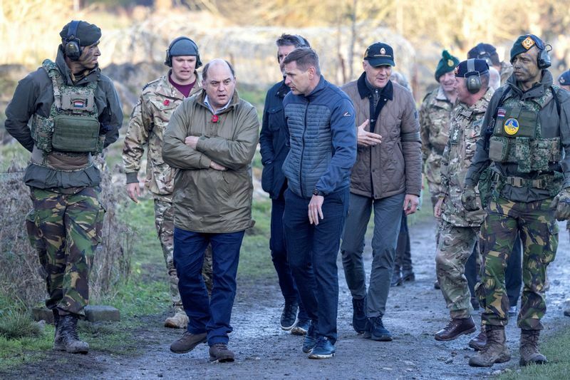 英国のウォレス国防大臣（左から3人目）英国で訓練を受けるウクライナ軍を視察