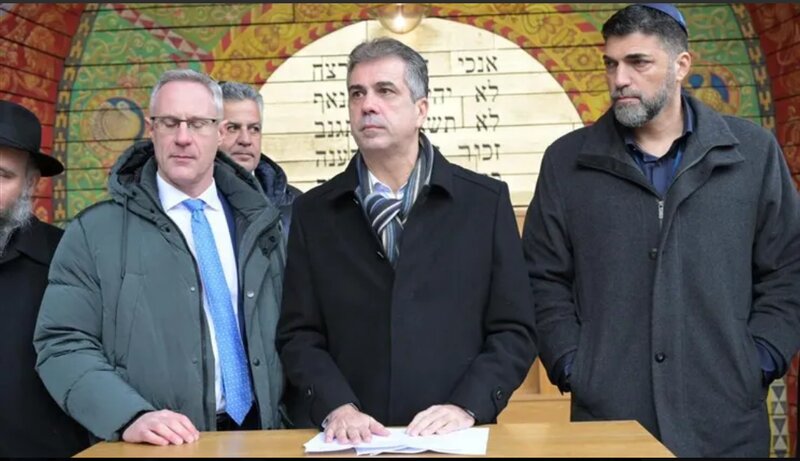 バビ・ヤールを訪問して犠牲者を追悼するコーヘン外相（イスラエル外務省提供）