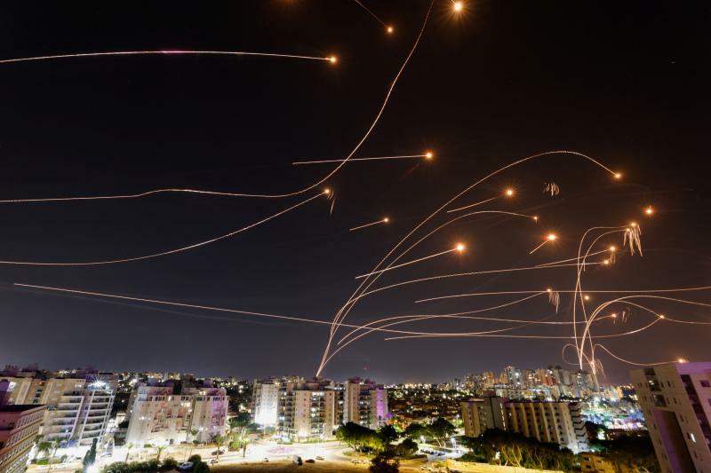2023年10月8日にハマスからのロケット弾を迎撃するイスラエルのアイアンドーム