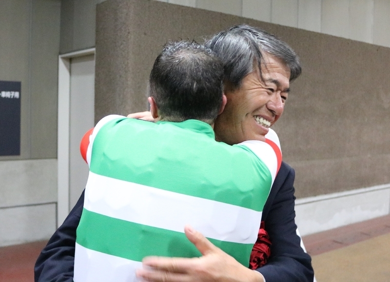 ダービー制覇後、抱き合って喜ぶ藤沢師とルメール騎手