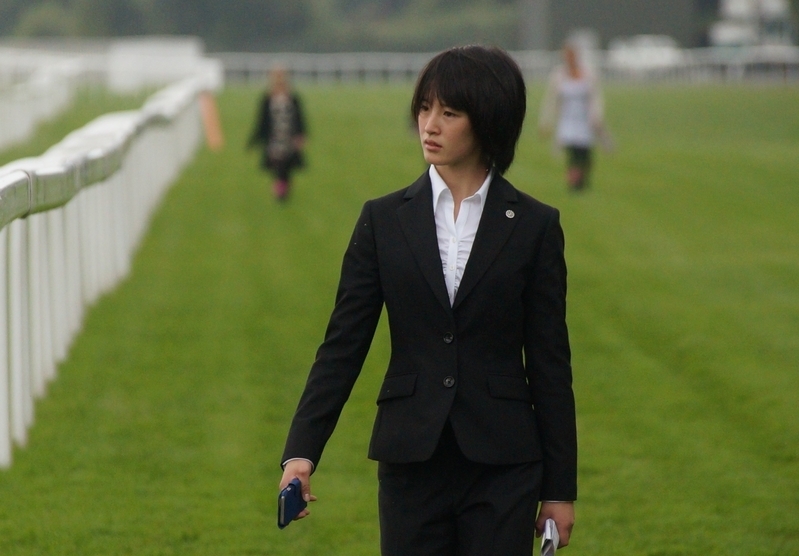 初遠征となったイギリスではスーツ姿でサンダウン競馬場の馬場を歩いてチェックした