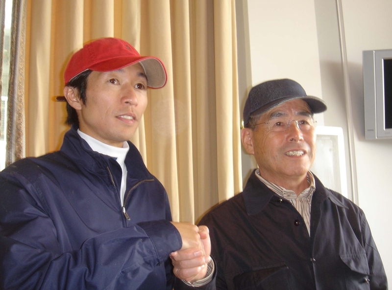 ２００６年の凱旋門賞に挑んだディープインパクトの池江泰郎調教師（右）と武豊騎手。