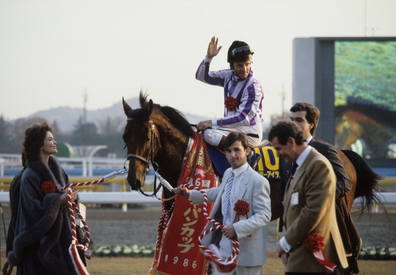 １９８６年のジャパンＣを叩き合いの末に制したジュピターアイランドとＰ・エデリー騎手（写真提供＝ＪＲＡ）