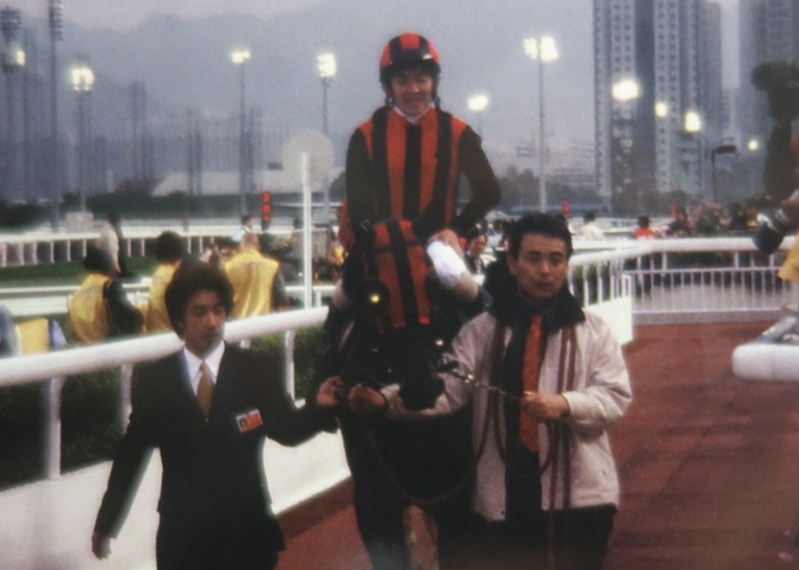2001年の香港マイルを制したエイシンプレストン。鞍上は福永祐一騎手で、向かって左が藤原和男調教助手（当時、北橋修二厩舎）。