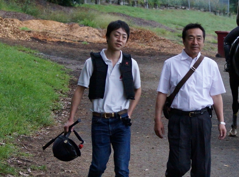 父・和宏（右）とは「助け合ってやっていきたい」と語る。士津八厩舎の開業が楽しみだ。