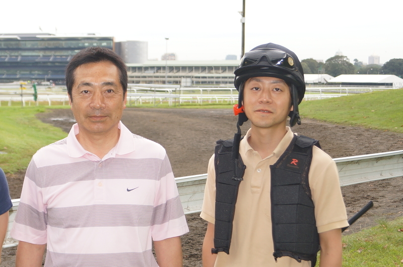 加藤士津八（右）と父・和宏。和宏は調教師であり、元名騎手。日本ダービーや有馬記念を勝つほどの名手だった。