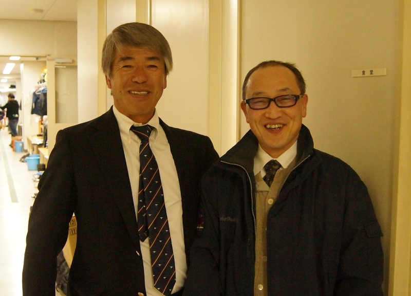 角居が技術調教師時代に研修に出向いた藤沢和雄調教師（左）とのツーショット。２０１８年撮影。