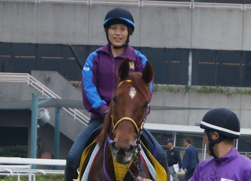 レッツゴードンキの追い切りに跨る（写真は2017年12月、香港でのもの）。