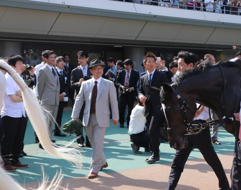 日本帰国時の１葉。中央左のグレーのスーツが角居勝彦調教師で、中央右が清水裕夫調教師