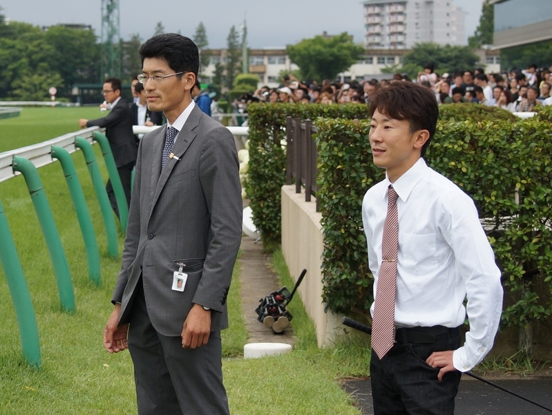 オジュウチョウサンの返し馬を心配そうに見守る和田師（左）と石神深一騎手