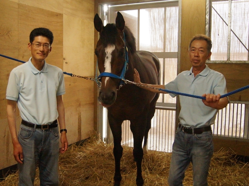 オジュウチョウサンを挟んで向かって左が和田正一郎調教師、右が長沼昭利厩務員