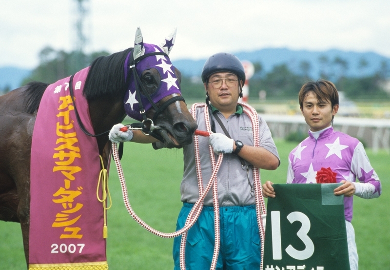 2007年、サンアディユに騎乗して見事に地元新潟のアイビスサマーダッシュを優勝した村田（右）。写真提供＝ＪＲＡ