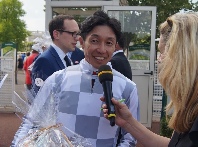 レース後に地元テレビ局からのインタビューに応える日本の第一人者・武豊