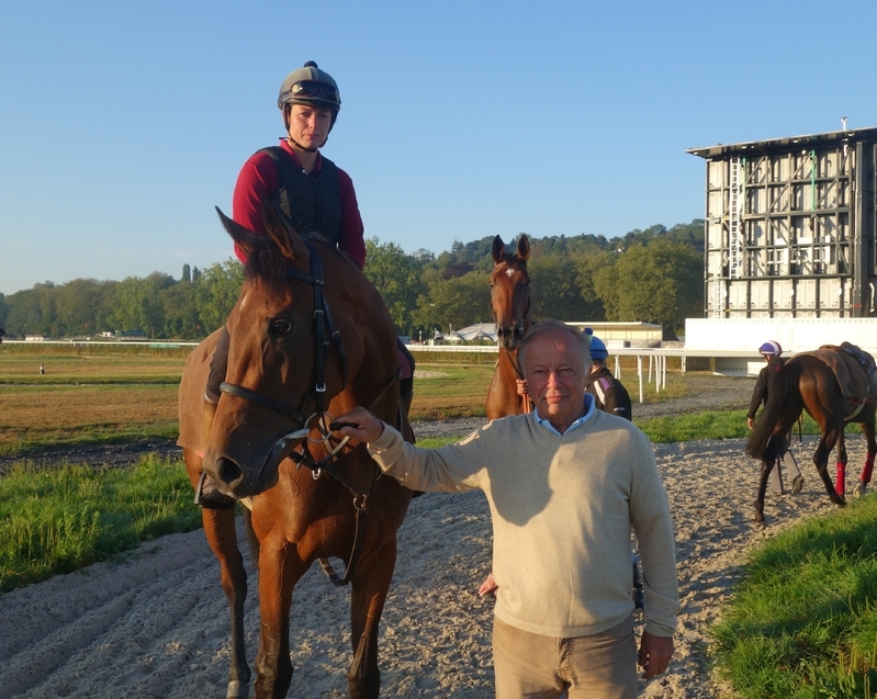 歴史的マイラー・ゴルディコヴァなどを育てたＦ・ヘッド師（右）が滞在競馬で臨むウィズユー