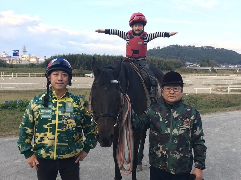 親子三代で馬に乗る時間が今の松田にとって最も幸せなひとときだ