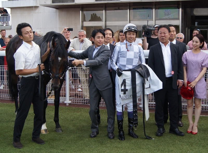 昨年のメシドール賞を勝ったジェニアルの口取り写真。右から２人目が松島正昭オーナーでその左が武豊騎手と松永幹夫調教師
