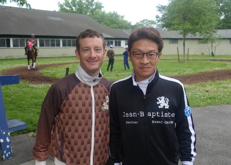角田調教師（右）とルパルー騎手。後方にマスターフェンサーがみえる