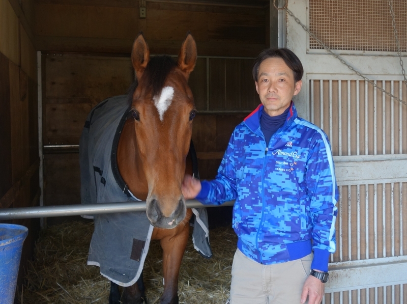フロンテアクイーンと同馬を担当する厩務員の熊谷博