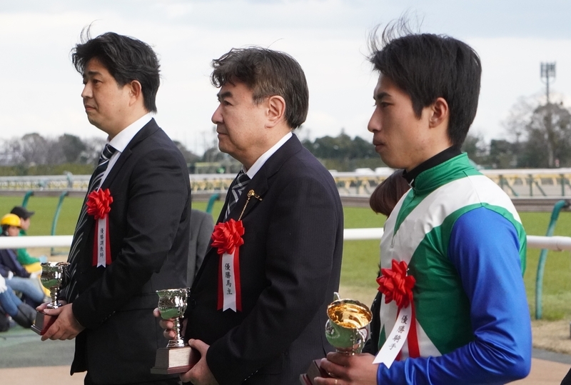 ダイヤモンドSの表彰風景。左が伊藤大士調教師