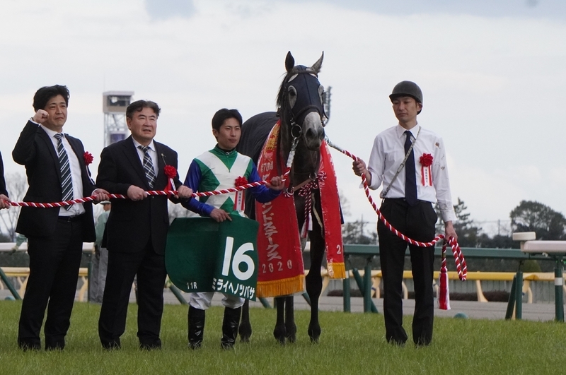 ウイナーズピクチャーでは思わずガッツポーズの出た伊藤（左端）