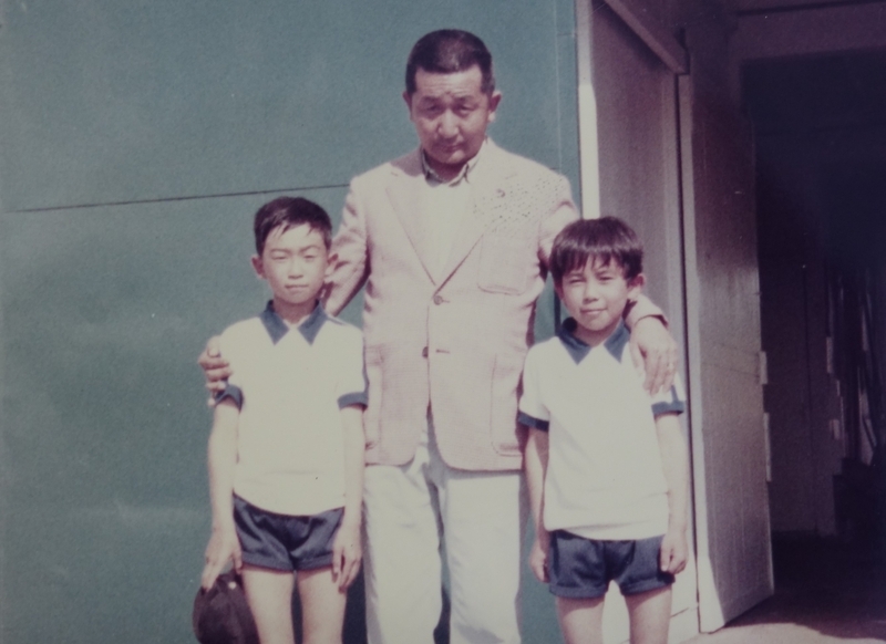 競馬評論家の大川慶次郎と幼少時の鹿戸兄弟（左が鹿戸）。本人提供