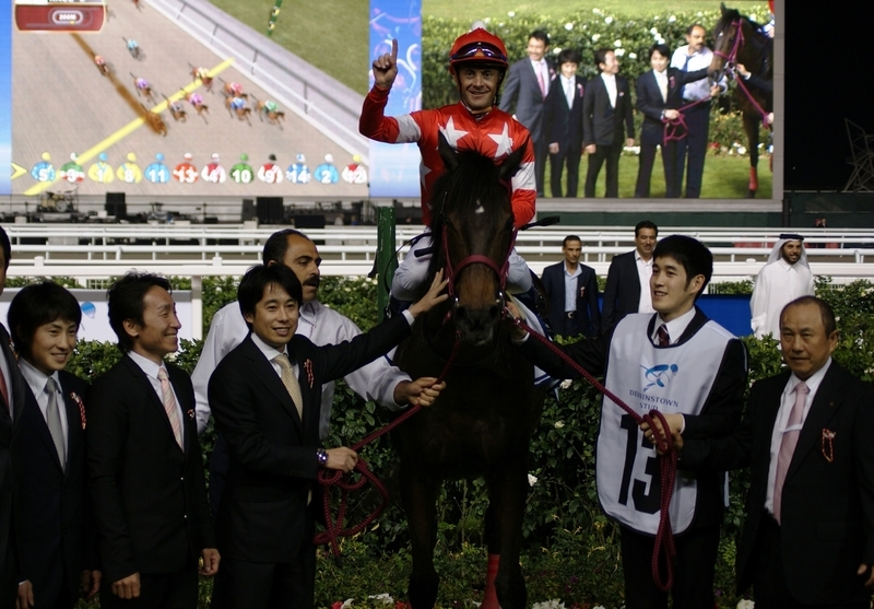 アルマクトゥームＣＲ３を優勝したレッドディザイア。馬に向かって右横が斉藤、左横が松永。横山典弘の姿もみえる