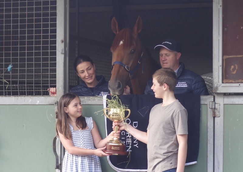 昨年のメルボルンＣ勝ち馬ヴァウアンドディクレア。右後方がダニー・オブライエン調教師