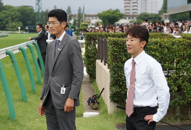平地に転向した際も応援に駆けつけた石神（右。左は和田正一郎調教師）。（２０１８年開成山特別出走時）