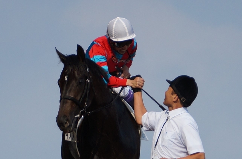 2013年の日本ダービーを勝利した直後のキズナと武豊