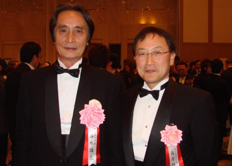 谷水雄三オーナー（左）と角居勝彦調教師（08年、ＪＲＡ賞授賞式にて）