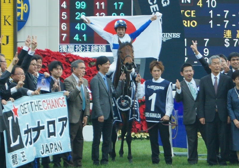 日本馬がはじき返されてきた香港スプリントを２年連続で制したロードカナロア。向かってすぐ左が安田翔伍当時調教助手