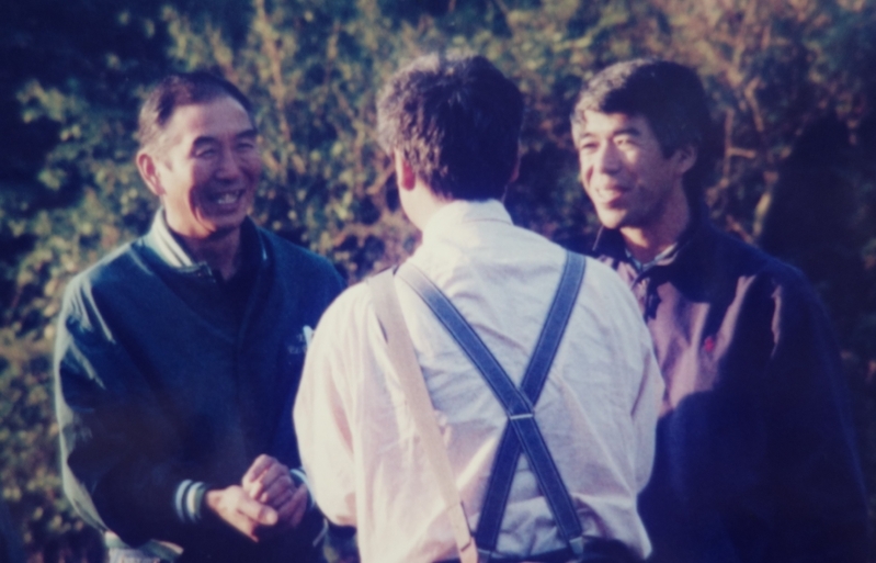 当時の志賀装蹄師（左）と藤沢調教師