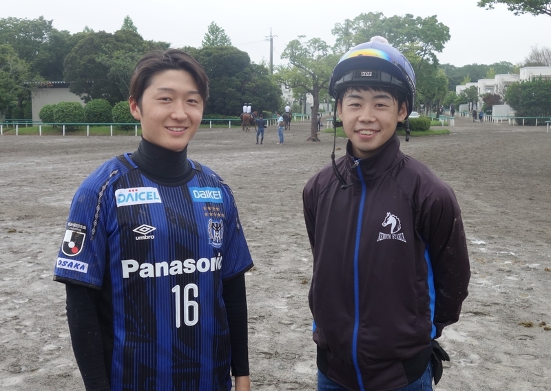 小倉競馬場で一緒に乗馬を習った野中悠太郎と（19年撮影）
