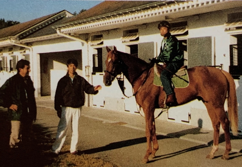 クラウト厩舎でのクラウト（左）と藤沢、そしてタイキシャトルに跨る松田
