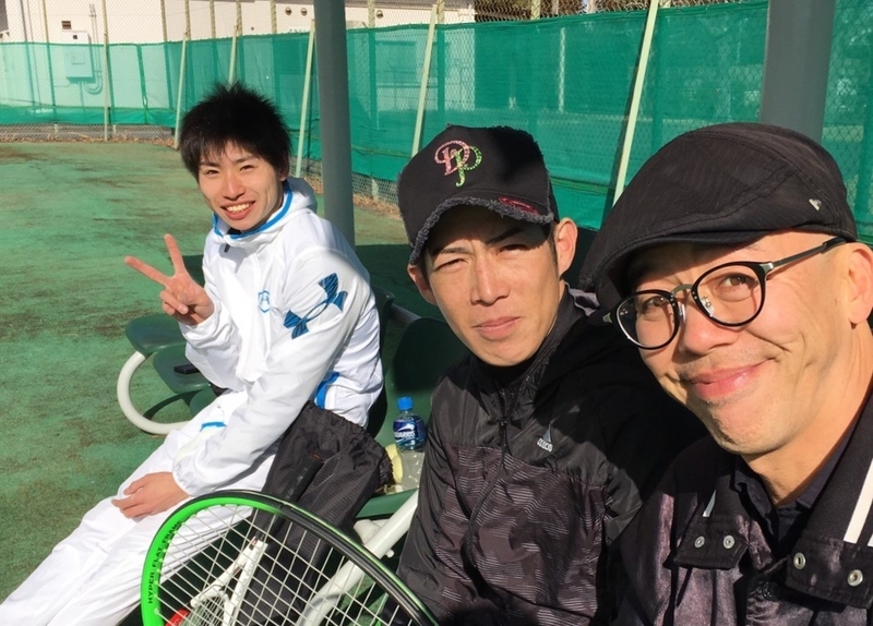美浦時代、テニスに興じる長岡（左）、柴山雄一（中央）と筆者
