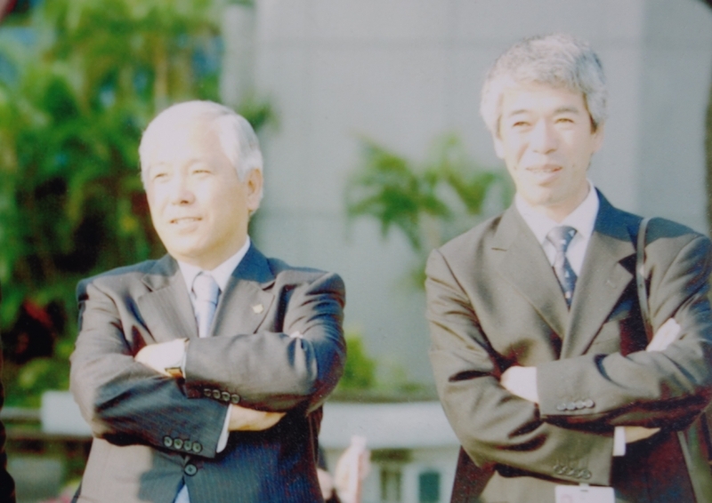 2003年、香港遠征時の伊藤正徳調教師（左）と藤沢和雄調教師