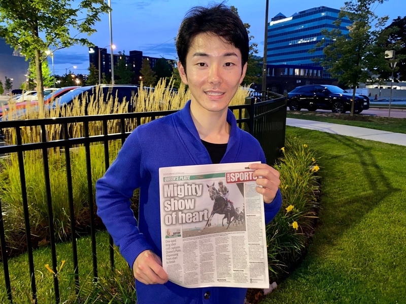 クイーンズプレート優勝を伝える新聞を手にした福元(本人提供)