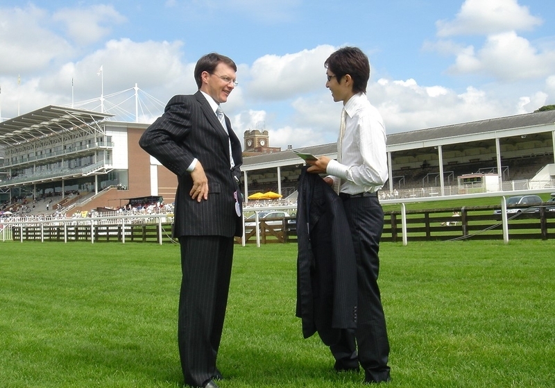 Ａ・オブライエン（左）は競馬場でも顔を合わせれば挨拶をする仲（2005年、イギリスのヨーク競馬場で撮影）