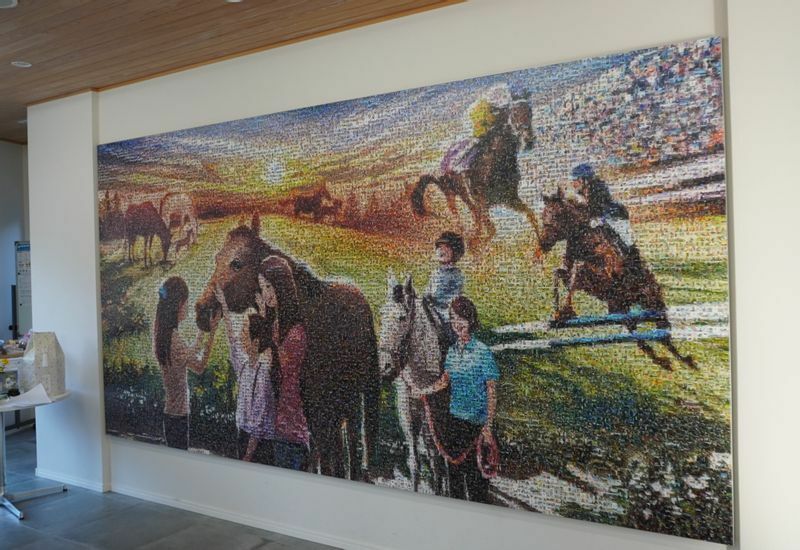 TCCセラピーパークのロビーでは馬の一生を表す大きな壁画が迎えてくれる