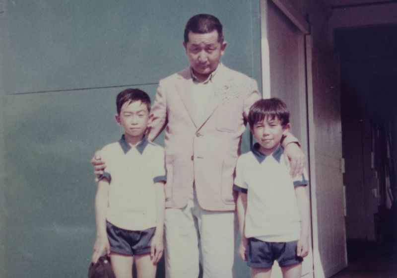 幼少時の鹿戸雄一（左）。右が弟の敏昭で、中央は故・大川慶次郎氏（鹿戸師提供写真）