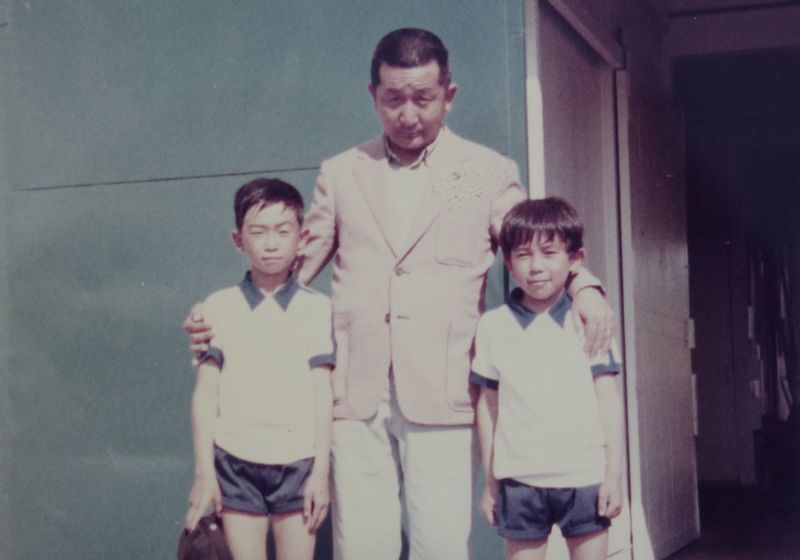 幼少時の鹿戸雄一(左)。右が弟の敏昭で、中央は故・大川慶次郎氏(鹿戸師提供写真)