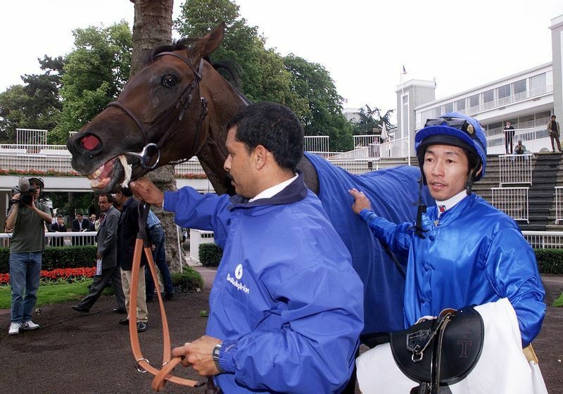 2002年、ゴドルフィンの勝負服を着てラクープ賞（ＧⅢ）を優勝した武豊。馬はエケリー。
